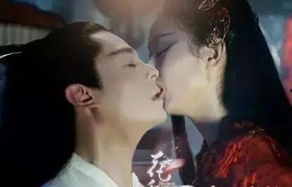 陶醉接吻表情包,甜蜜瞬间，传递爱的魔力  第1张