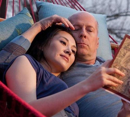 陶醉接吻表情包,甜蜜瞬间，传递爱的魔力  第2张