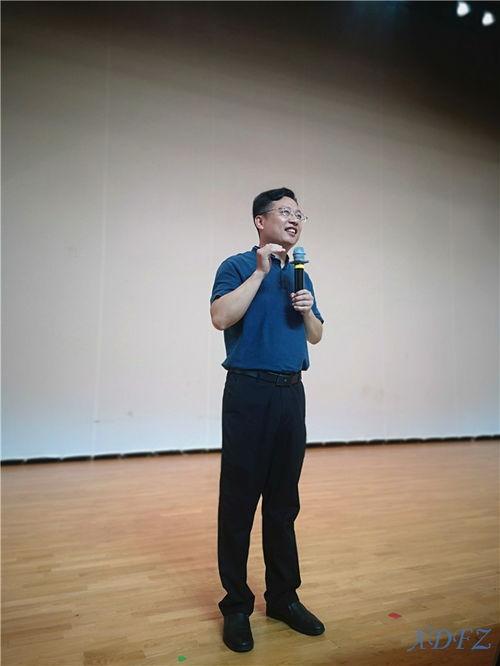 李猛图片,镜头下的时代印记与人物风采  第3张