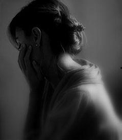 低头的照片,捕捉瞬间的心灵独白